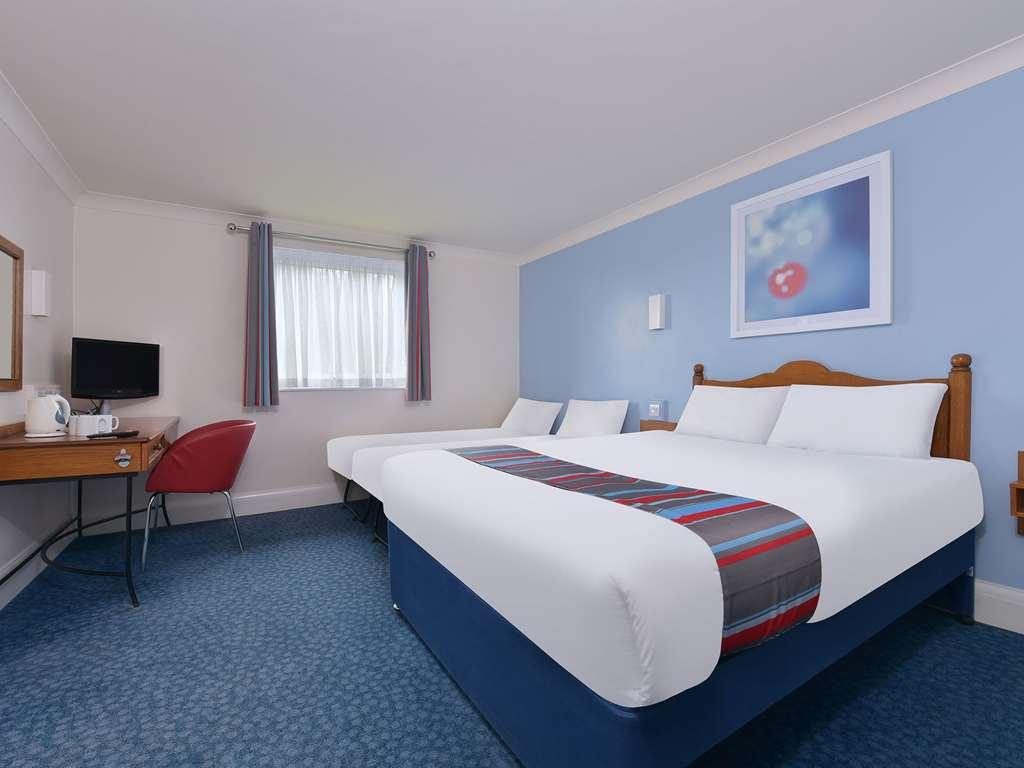 Travelodge Warrington Lowton Номер фото