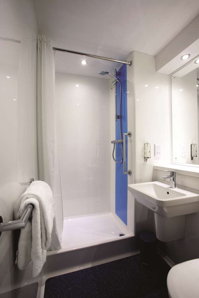 Travelodge Warrington Lowton Номер фото