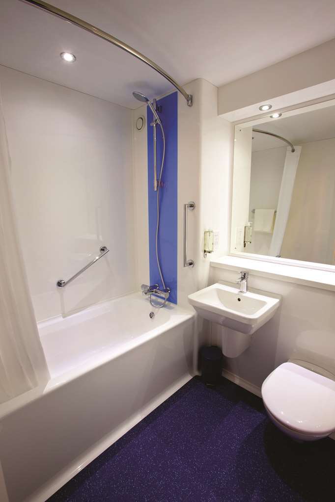 Travelodge Warrington Lowton Номер фото