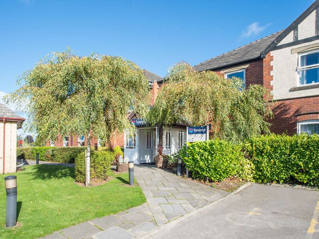 Travelodge Warrington Lowton Экстерьер фото